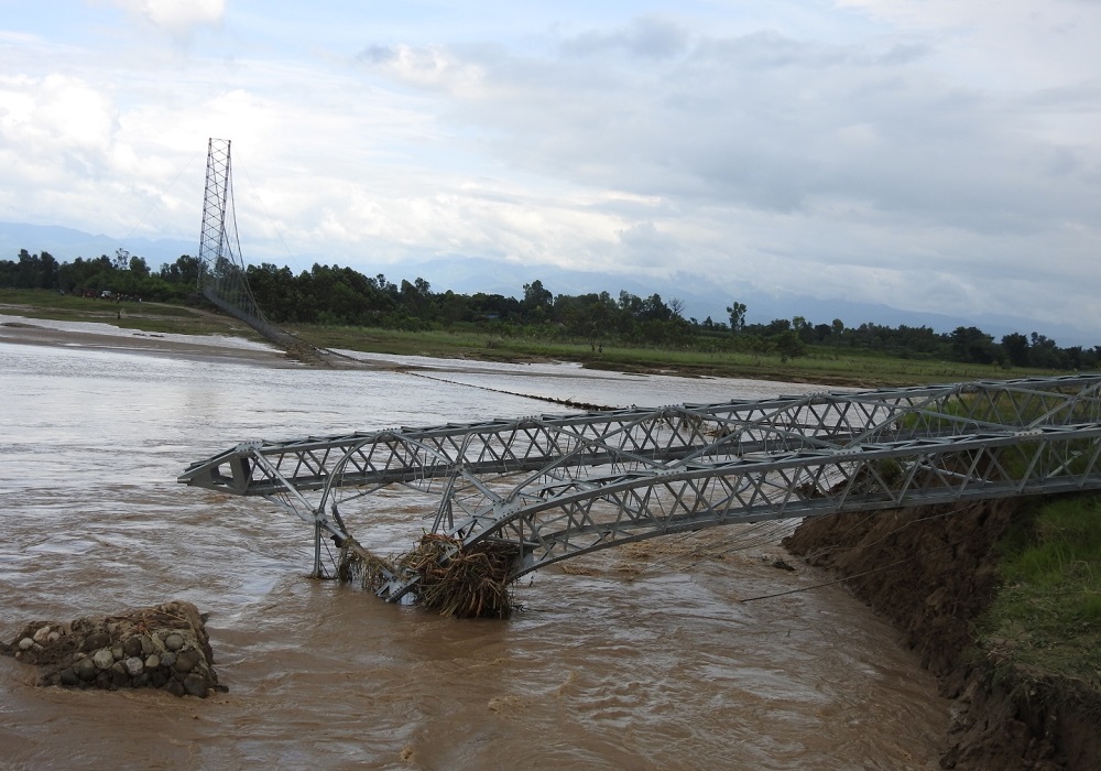 कञ्चनपुरमा झोलुङ्गे पुल बगेपछि नदी तर्न सास्ती