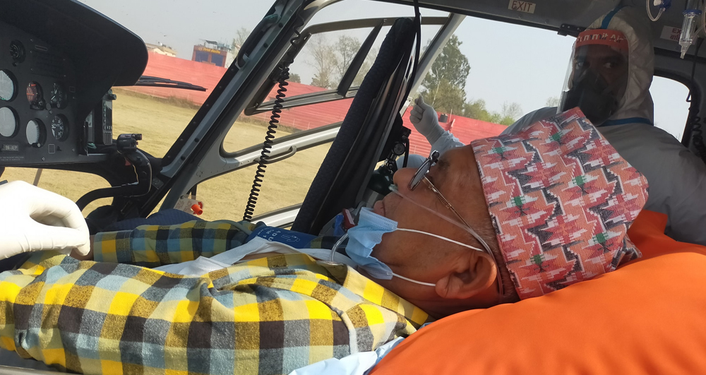 कोरोना संक्रमित सुदूरपश्चिम प्रदेश सभा सदस्य कुँवरलाई थप उपचारका लागी काठमाण्डौ लगियो